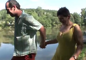 Outdoor fucking session with a saggy boobs GILF