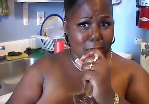 African bitch decides to show her mature hole